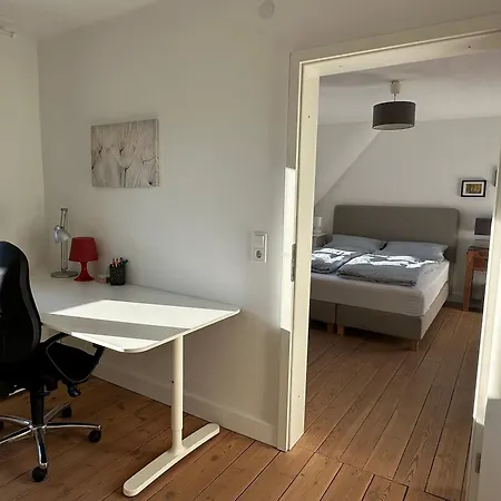 3 Zimmer-küche-bad Im Dachgeschoß Eines Kernsanierten 3 Familienhauses *