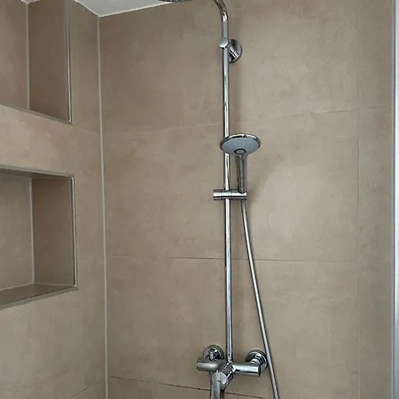 Apartment 3 Zimmer-kueche-bad Im Dachgeschoss Eines Kernsanierten 3 Familienhauses *