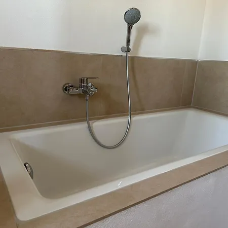 3 Zimmer-kueche-bad Im Dachgeschoss Eines Kernsanierten 3 Familienhauses *