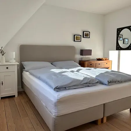 3 Zimmer-kueche-bad Im Dachgeschoss Eines Kernsanierten 3 Familienhauses