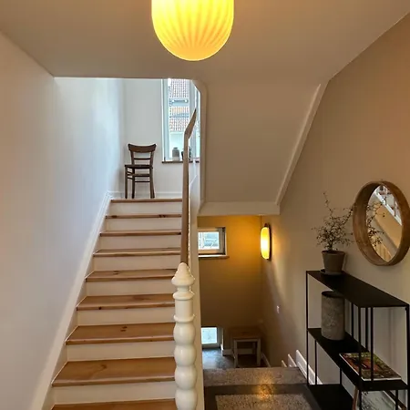 3 Zimmer-küche-bad Im Dachgeschoß Eines Kernsanierten 3 Familienhauses