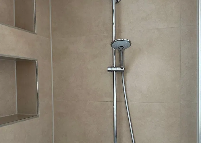 公寓 3 Zimmer-kueche-bad Im Dachgeschoss Eines Kernsanierten 3 Familienhauses *