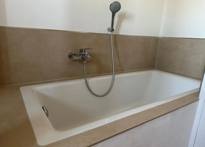 3 Zimmer-kueche-bad Im Dachgeschoss Eines Kernsanierten 3 Familienhauses *