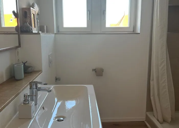 公寓 3 Zimmer-kueche-bad Im Dachgeschoss Eines Kernsanierten 3 Familienhauses *