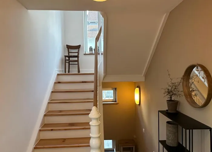 3 Zimmer-kueche-bad Im Dachgeschoss Eines Kernsanierten 3 Familienhauses